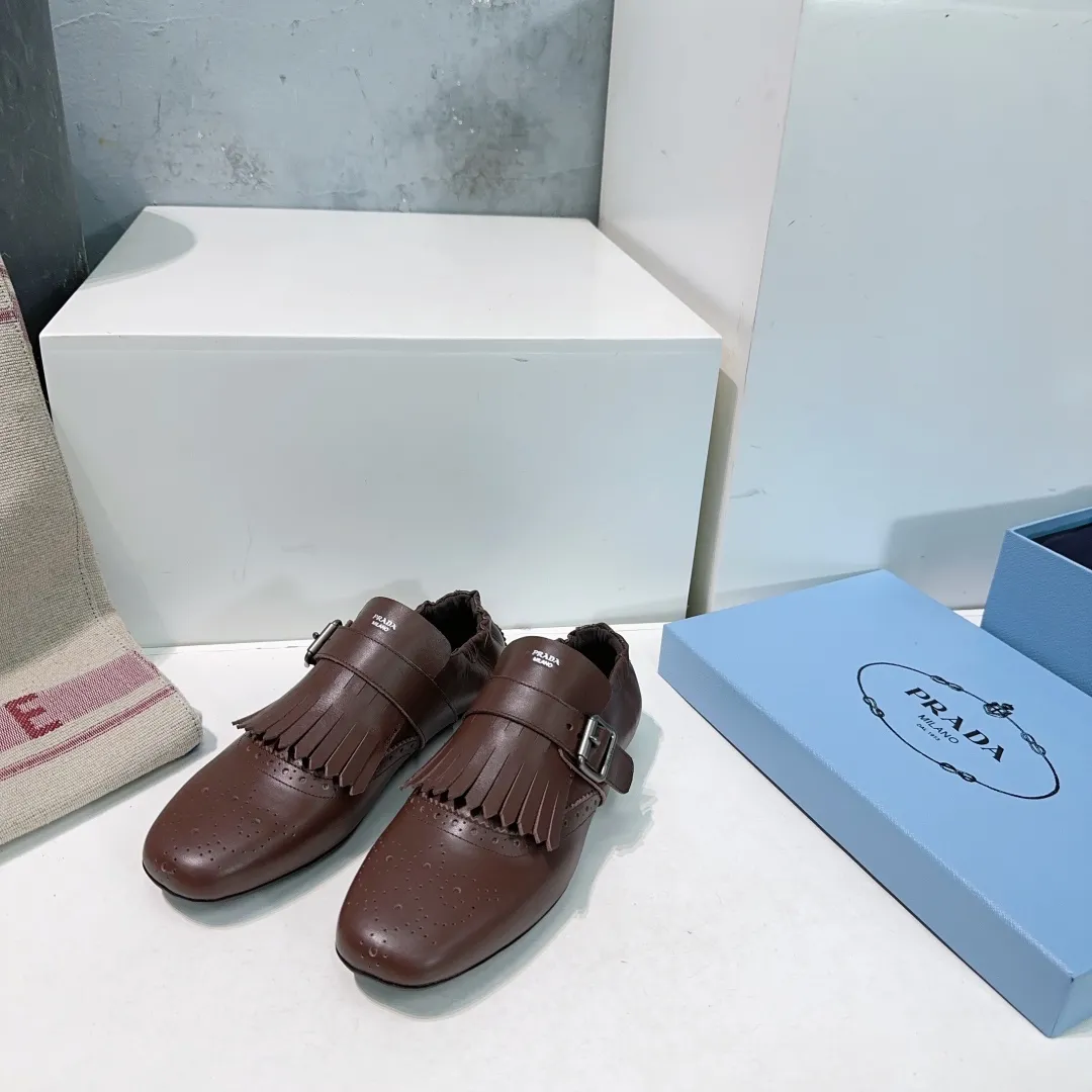 👟👟Ex-factory price 580👟👟! Prada 25 spring and summer catwalk new brogue carved tassel retro loafers and slippers series 🔥 🌟🌟🌟This shoe deliberately presents a classic and retro style, with both masculine temperament and feminine style, forming a binary contrast, highlighting the iconic style of the Prada series. The tassels are crafted using special craftsmanship, and details such as buckles and brogue patterns reveal traditional charm. An unconventional and surprising reinterpretation, the shoe is re-launched in a more fashionable design. The upper is made of imported calfskin, the lining is sheepskin, and the original molded rubber sole. Number of yards: 35-40 (40 pieces are non-refundable). Comes with original packaging.